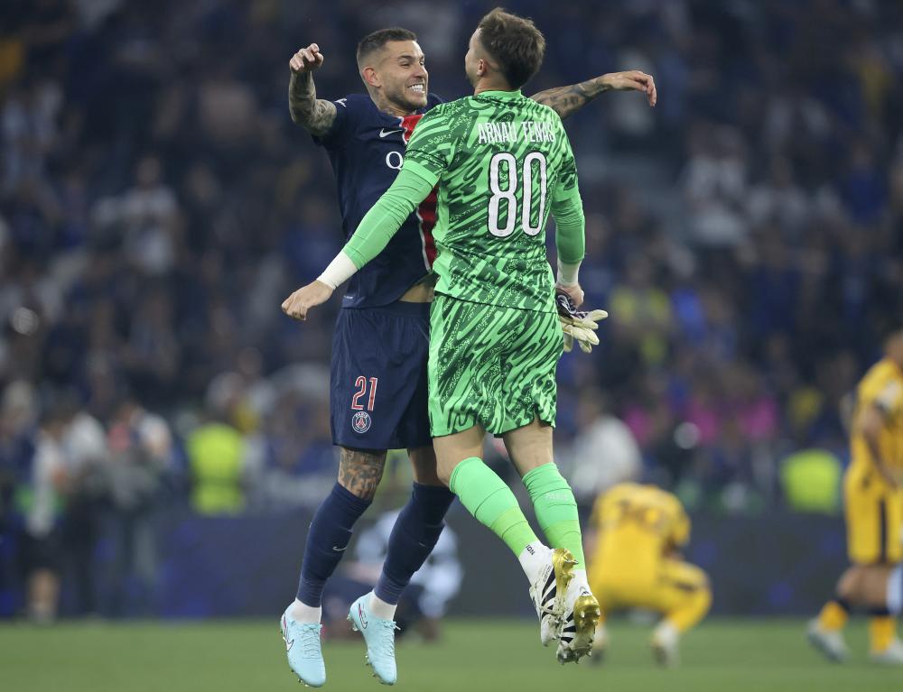 利物浦主帅斯洛特做出惊人决定：萨拉赫罕见坐上替补席